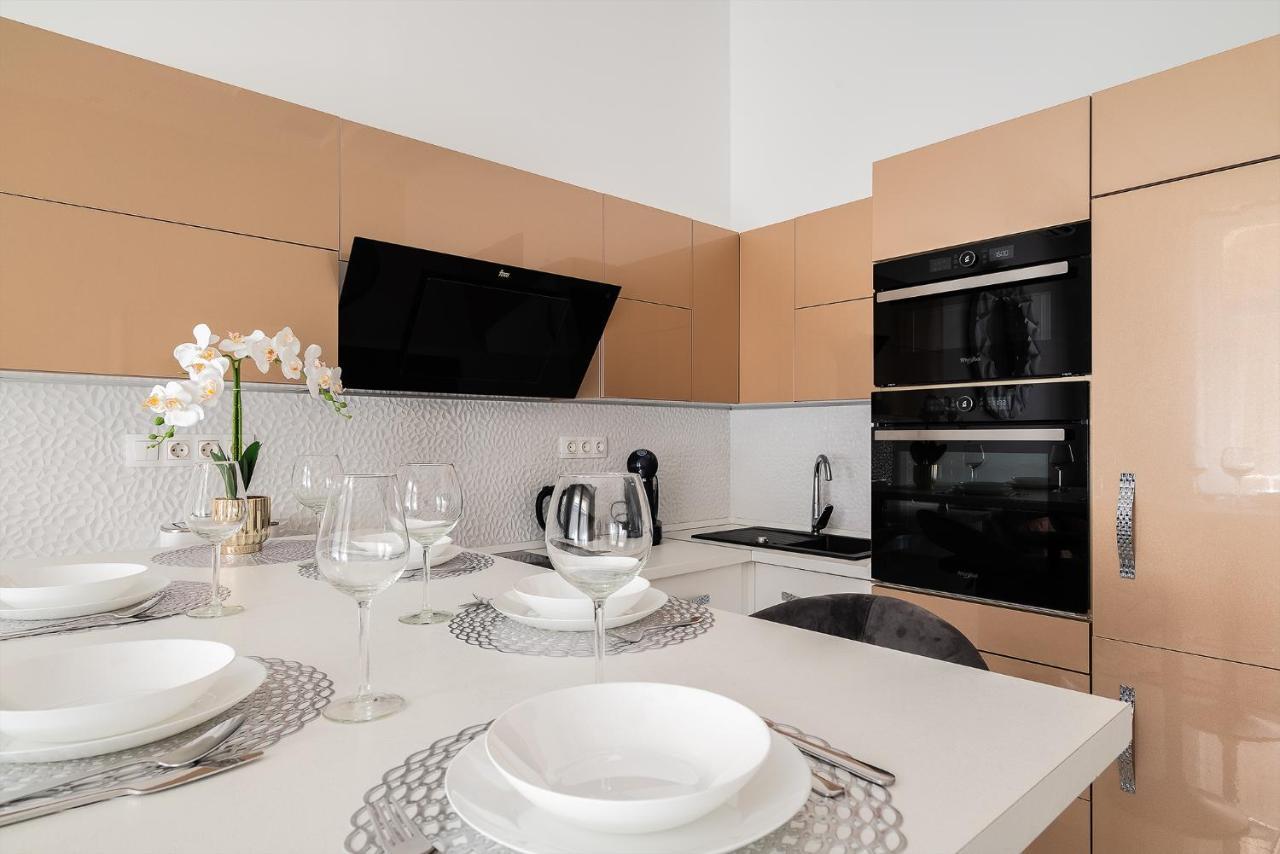 Luxury Apartment With Free Garage And Balcony In The Center Boedapest Buitenkant foto