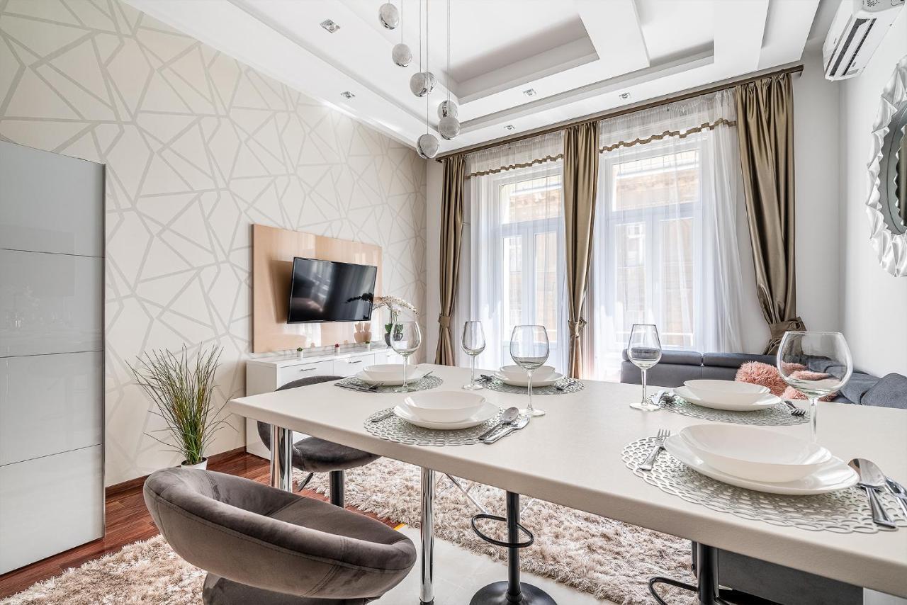 Luxury Apartment With Free Garage And Balcony In The Center Boedapest Buitenkant foto