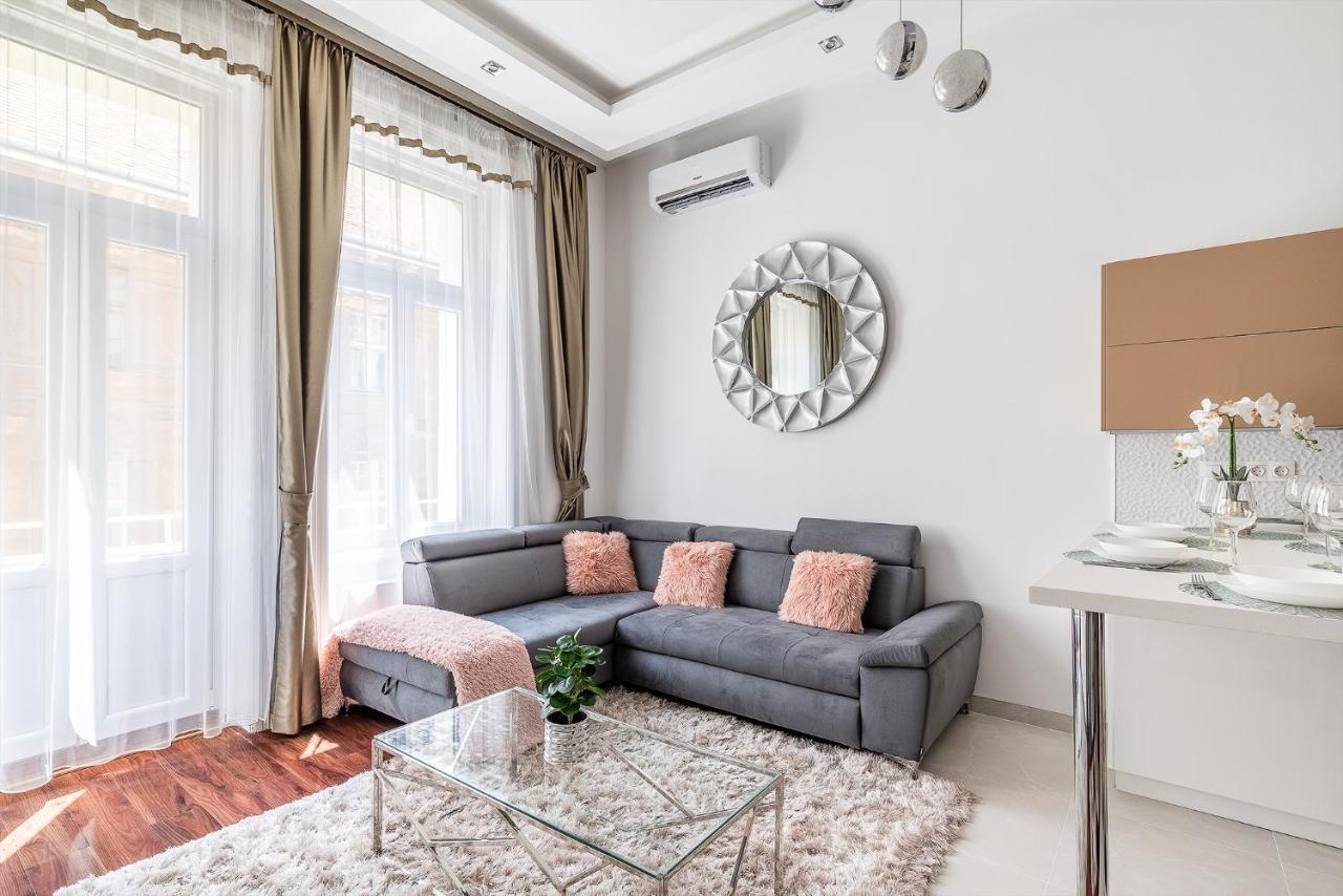 Luxury Apartment With Free Garage And Balcony In The Center Boedapest Buitenkant foto