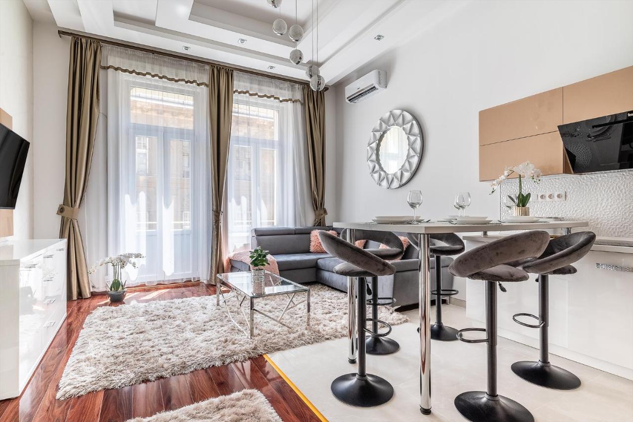 Luxury Apartment With Free Garage And Balcony In The Center Boedapest Buitenkant foto