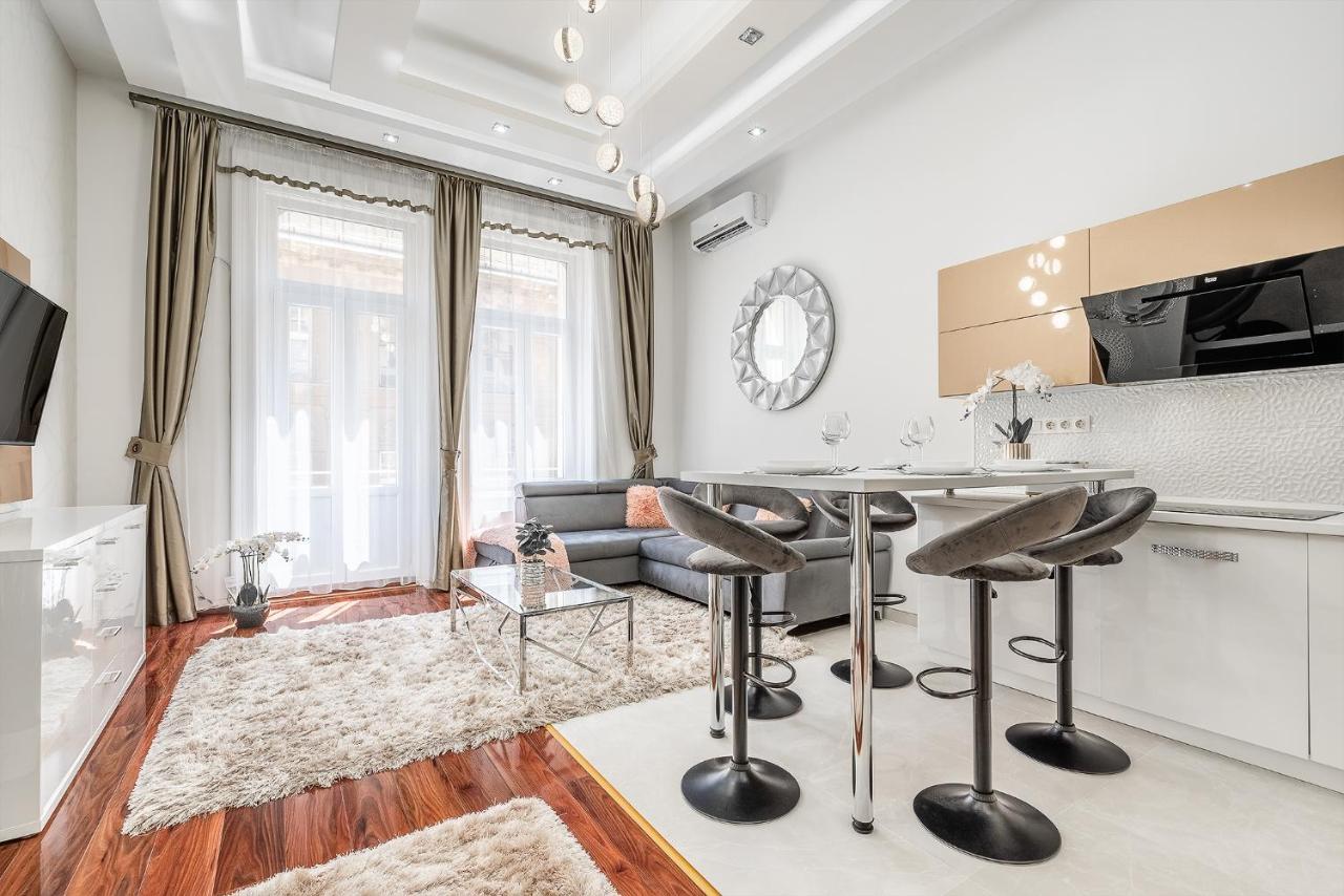 Luxury Apartment With Free Garage And Balcony In The Center Boedapest Buitenkant foto