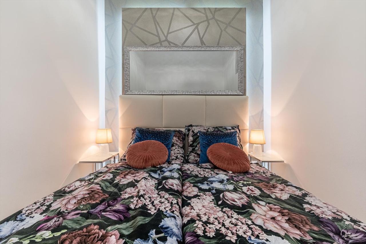 Luxury Apartment With Free Garage And Balcony In The Center Boedapest Buitenkant foto