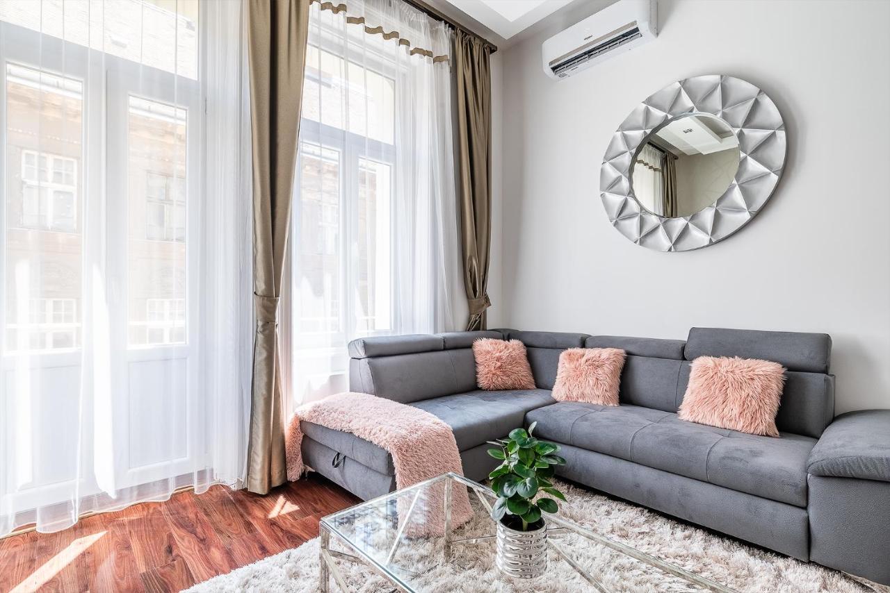 Luxury Apartment With Free Garage And Balcony In The Center Boedapest Buitenkant foto