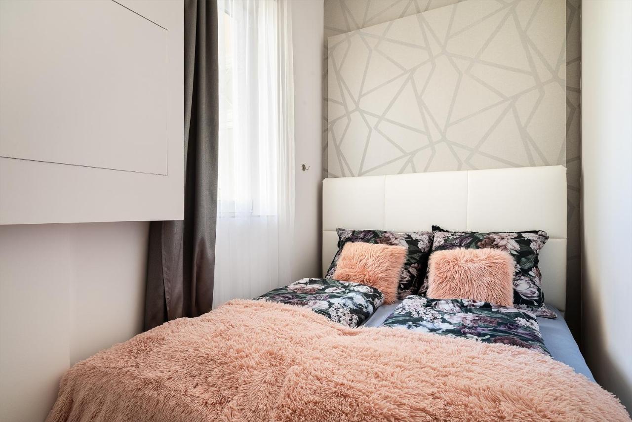 Luxury Apartment With Free Garage And Balcony In The Center Boedapest Buitenkant foto