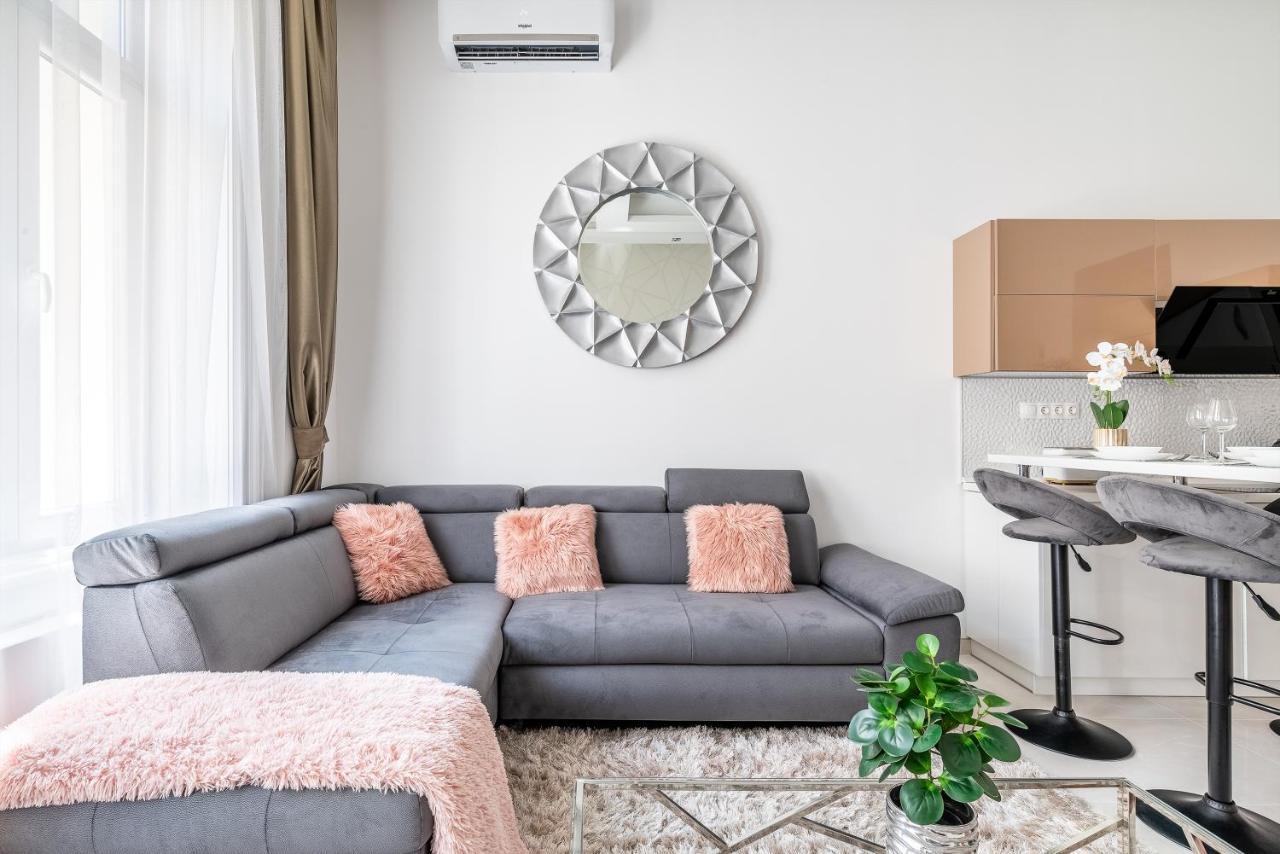 Luxury Apartment With Free Garage And Balcony In The Center Boedapest Buitenkant foto