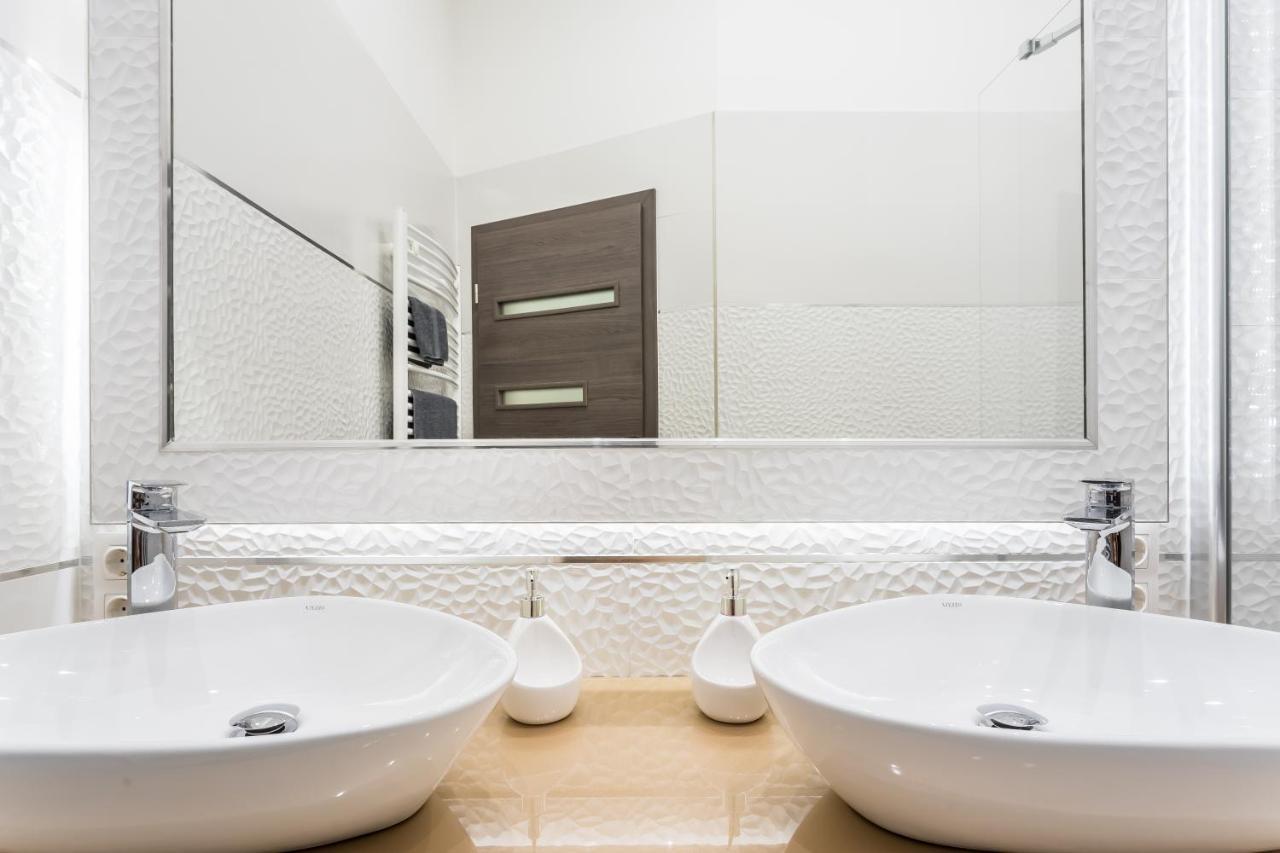 Luxury Apartment With Free Garage And Balcony In The Center Boedapest Buitenkant foto