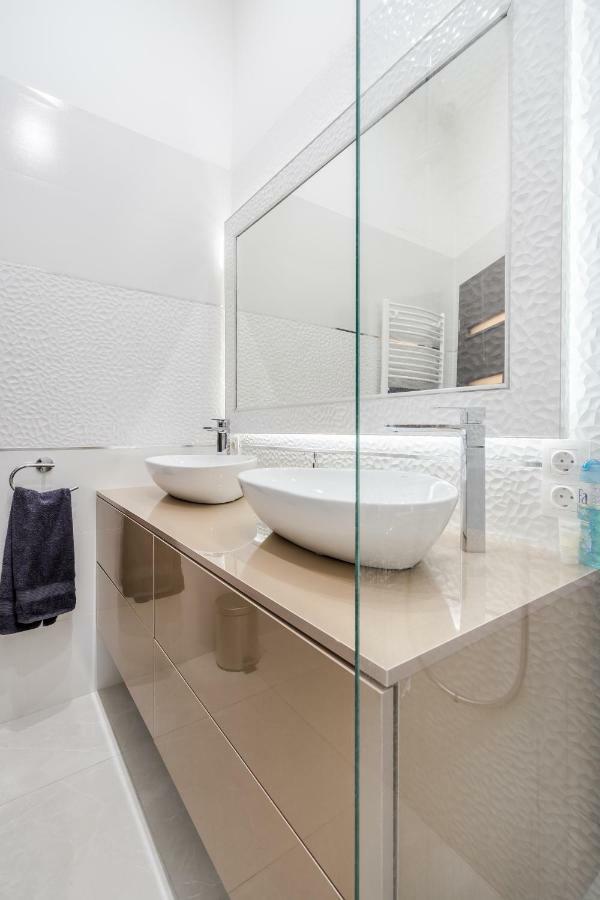 Luxury Apartment With Free Garage And Balcony In The Center Boedapest Buitenkant foto